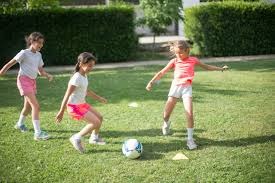 为什么外野手判断平飞球需要精准的几何感